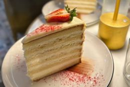 discover new great food in Charleston SC, cake